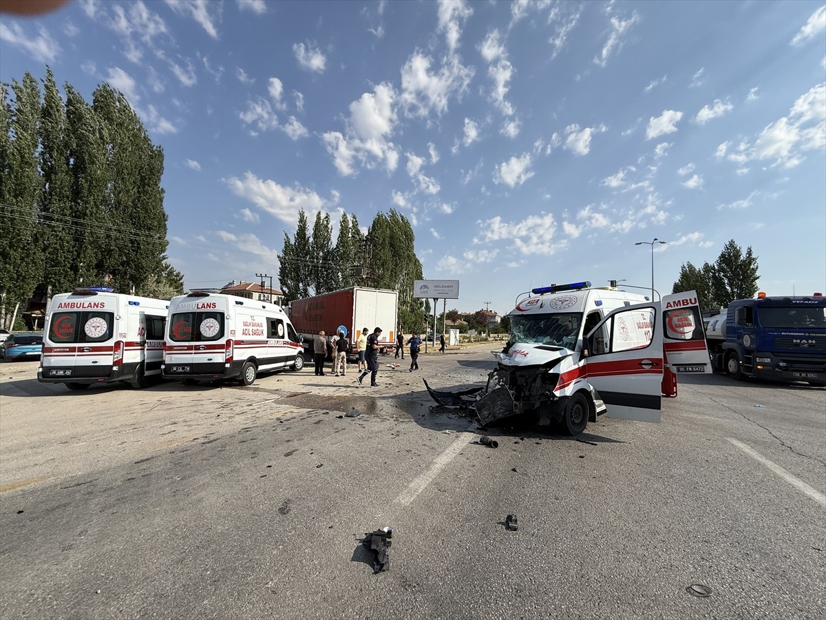 Ankara'nın Çubuk ilçesinde hasta taşıyan ambulans ile tırın çarpışması sonucu 5 kişi yaralandı....