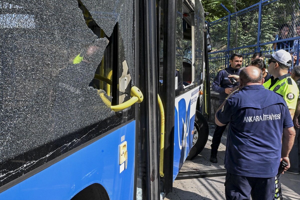 Ankara'nın Keçiören ilçesinde belediye otobüsünün karıştığı zincirleme trafik kazasında ilk...