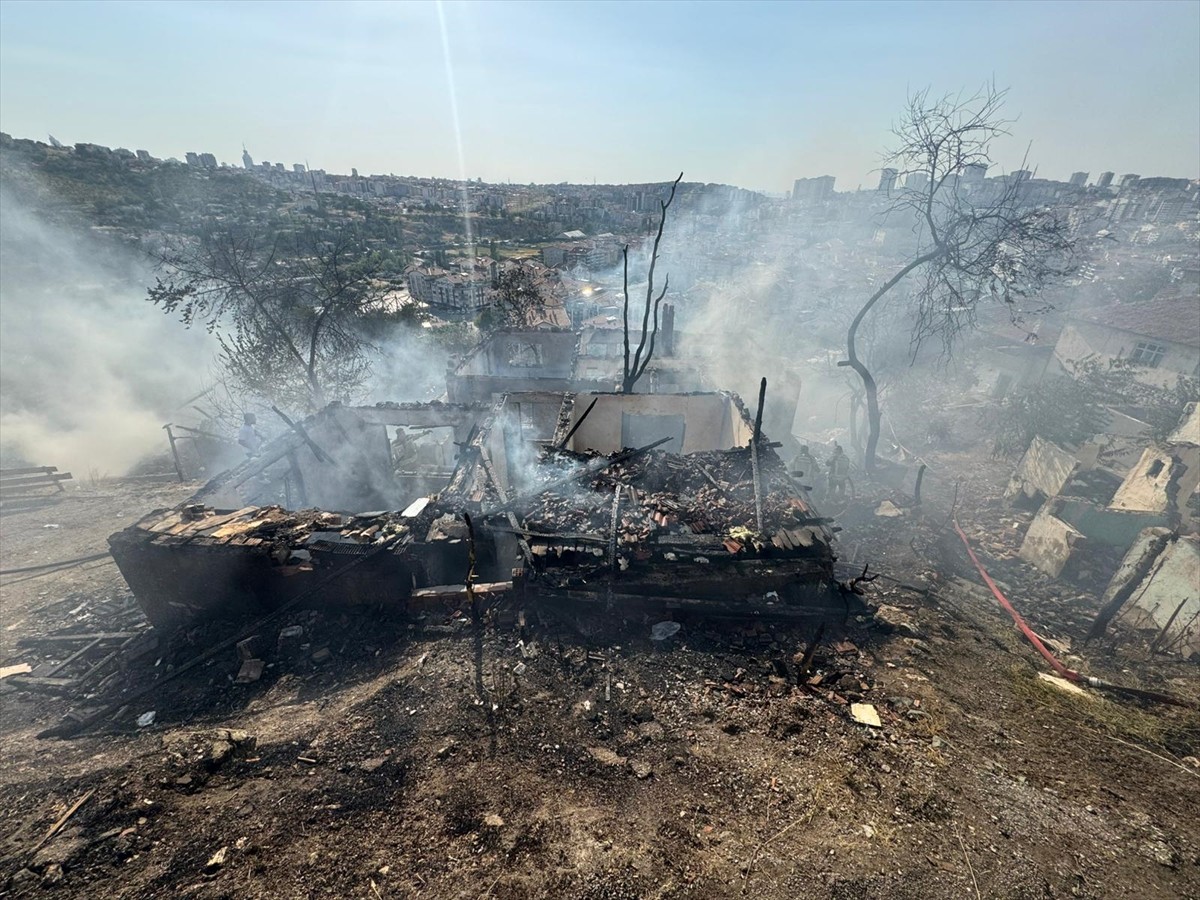 Ankara'nın Mamak ilçesinde çıkan yangında 8 gecekondu kullanılamaz hale geldi. 