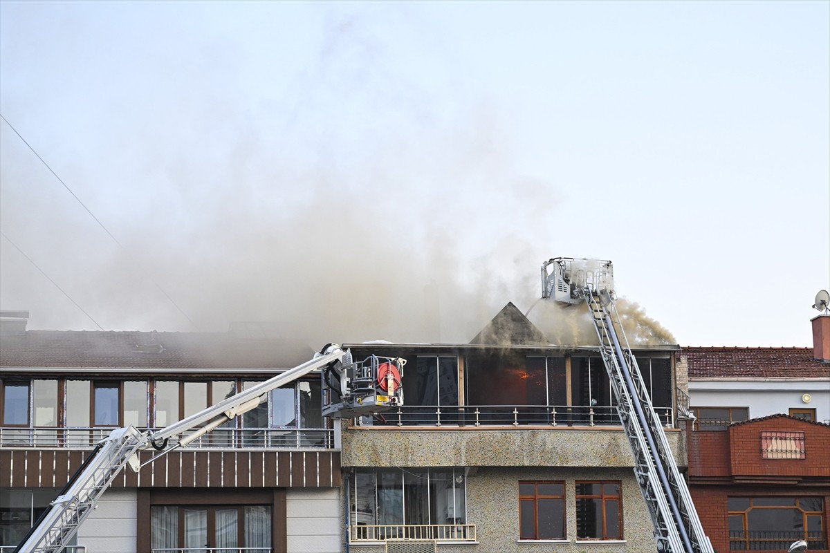 Ankara'nın Yenimahalle ilçesindeki 4 katlı apartmanın çatısında çıkan yangın hasara neden...