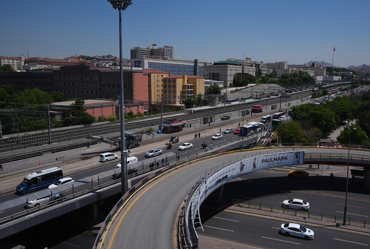 Ankara Büyükşehir Belediyesince (ABB) Sıhhiye Köprüsü'nde yürütülen bakım ve onarım çalışmaları...