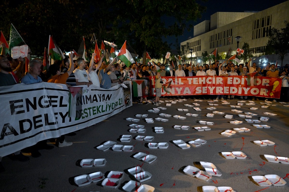 Ankara Filistin Dayanışma Platformu (ANFİDAP) üyelerince, "Gazze Ölüyor, Artık Yeter" temasıyla...