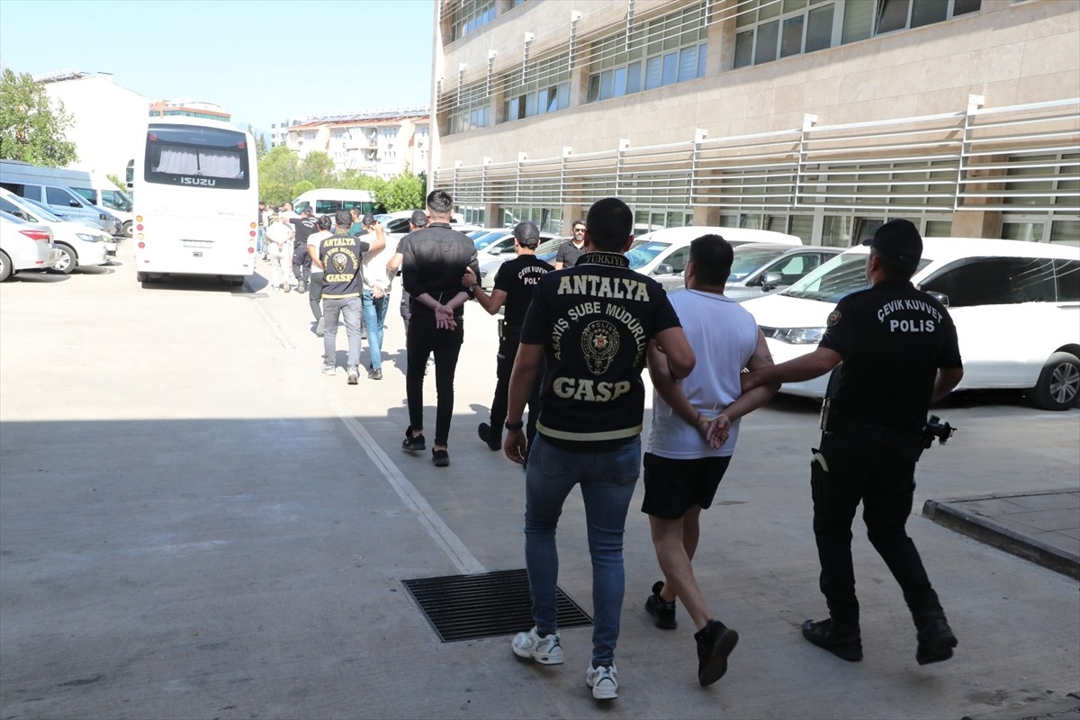 Antalya'da yağma suçuna yönelik "Gece Avı" operasyonunda yakalanan 28 şüpheliden 20'si tutuklandı...