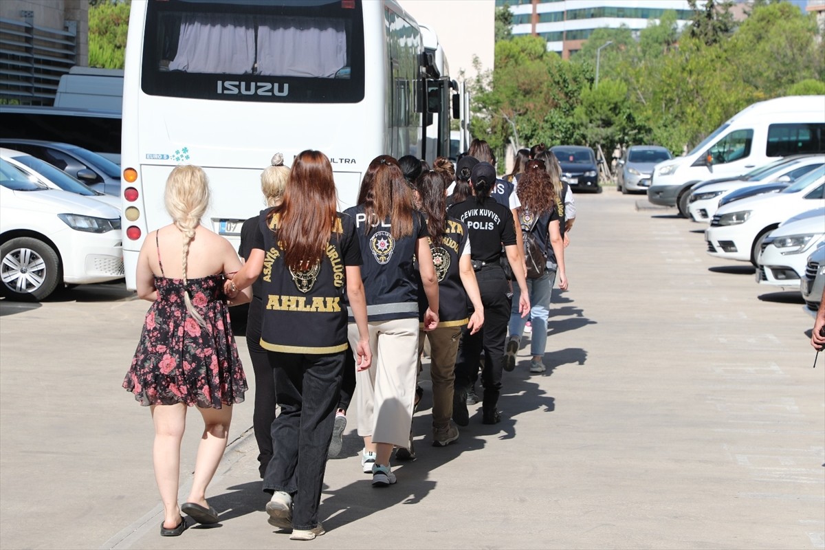 Antalya'da yağma suçuna yönelik "Gece Avı" operasyonunda yakalanan 28 şüpheliden 20'si tutuklandı...
