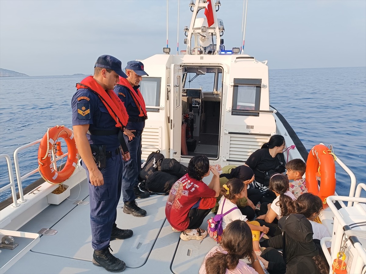 Antalya'nın Kaş ilçesinde 21 düzensiz göçmen ile 1 göçmen kaçakçılığı şüphelisi...