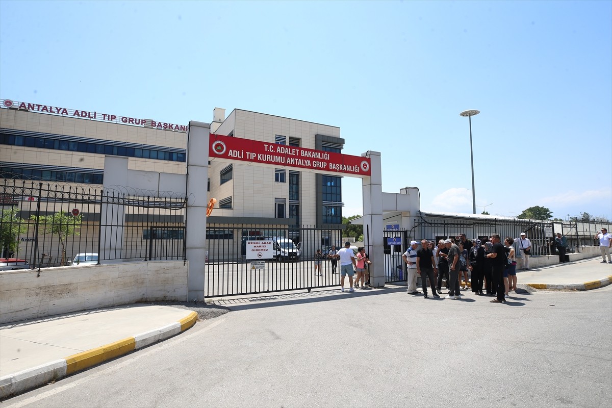 Antalya'nın Konyaaltı ilçesinde kontrolden çıkan otomobilin yol kenarında bekleyen otomobil ve...