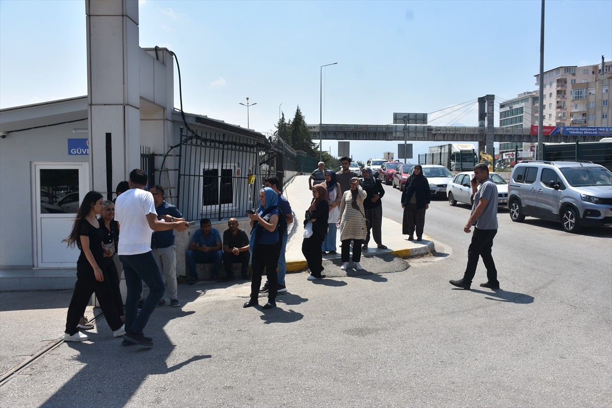 Antalya'nın Konyaaltı ilçesinde otomobilin çarptığı baba ve oğlu hayatını kaybetti. Antalya Adli...