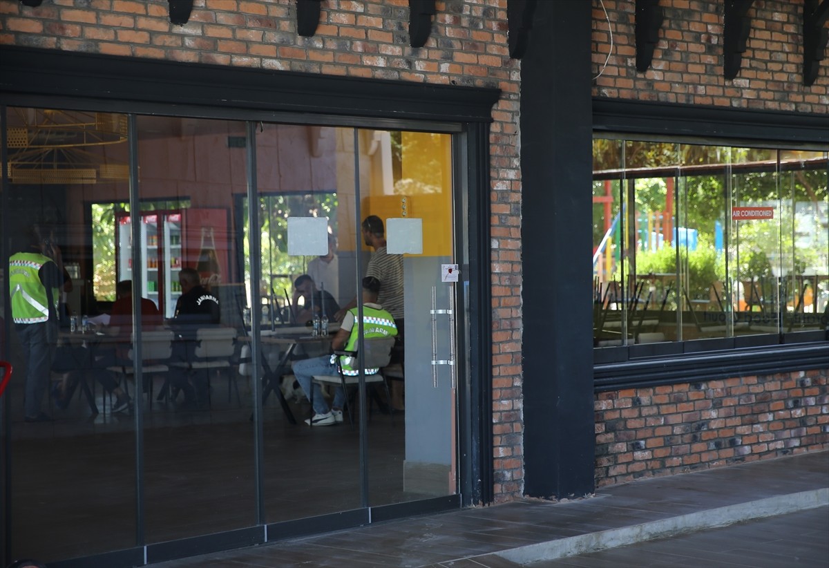 Antalya'nın Manavgat ilçesinde bir kişiyi yaralayan aslanın kaçtığı hayvan parkında denetim...