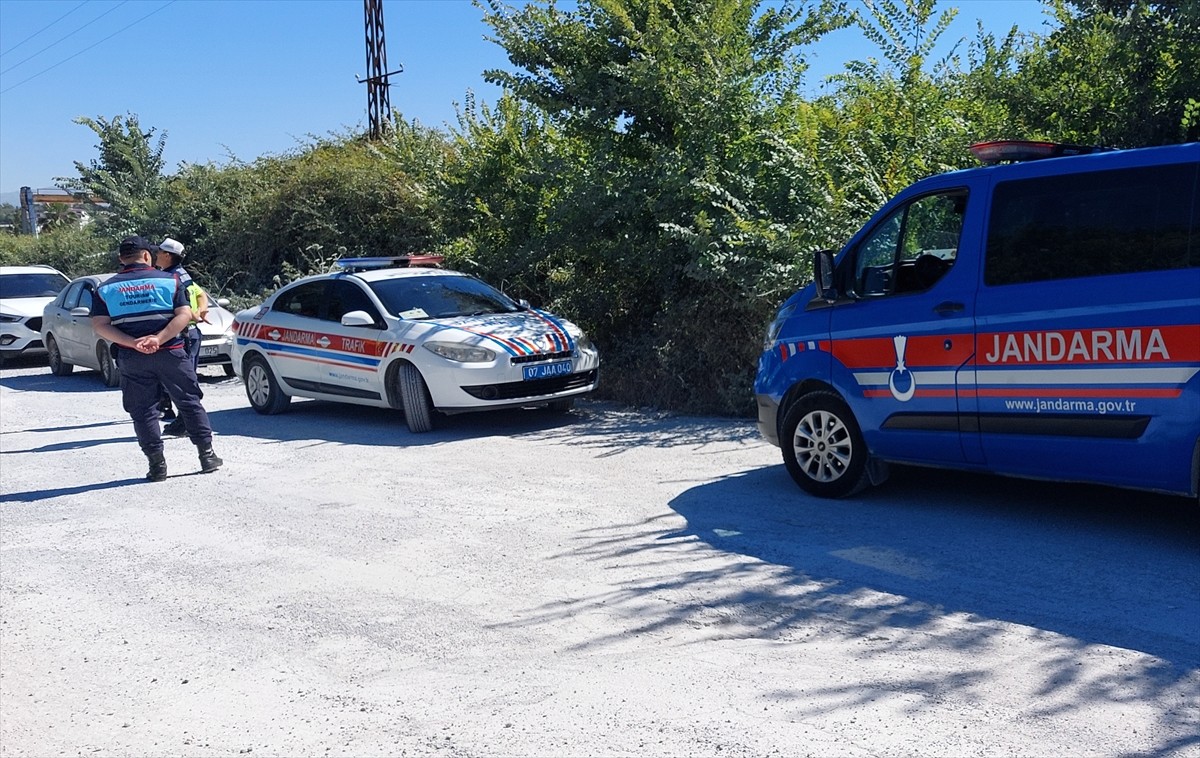 Antalya'nın Manavgat ilçesinde hayvan parkından kaçarak bir kişiyi yaralayan aslanı yakalamak için...