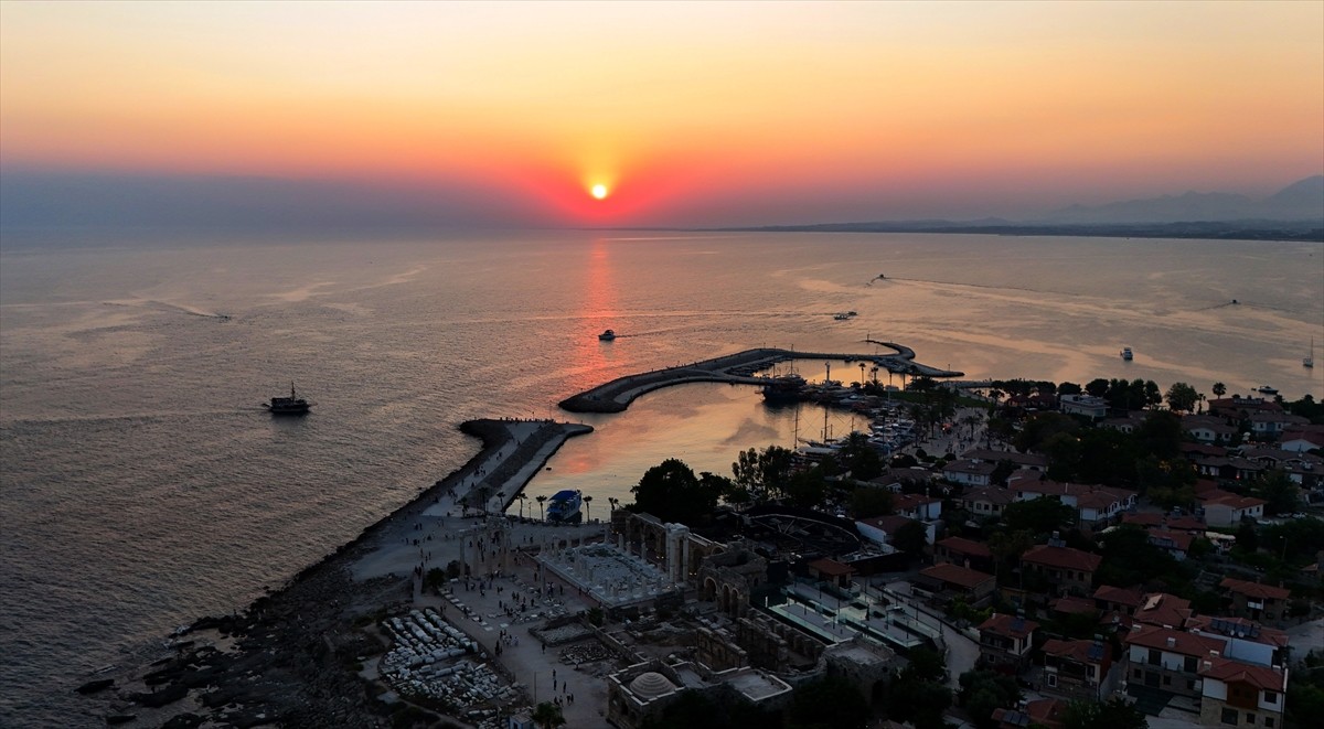 Antalya'nın Manavgat ilçesindeki tarihi Side Antik Kenti'nde yer alan Apollon Tapınağı, gün...