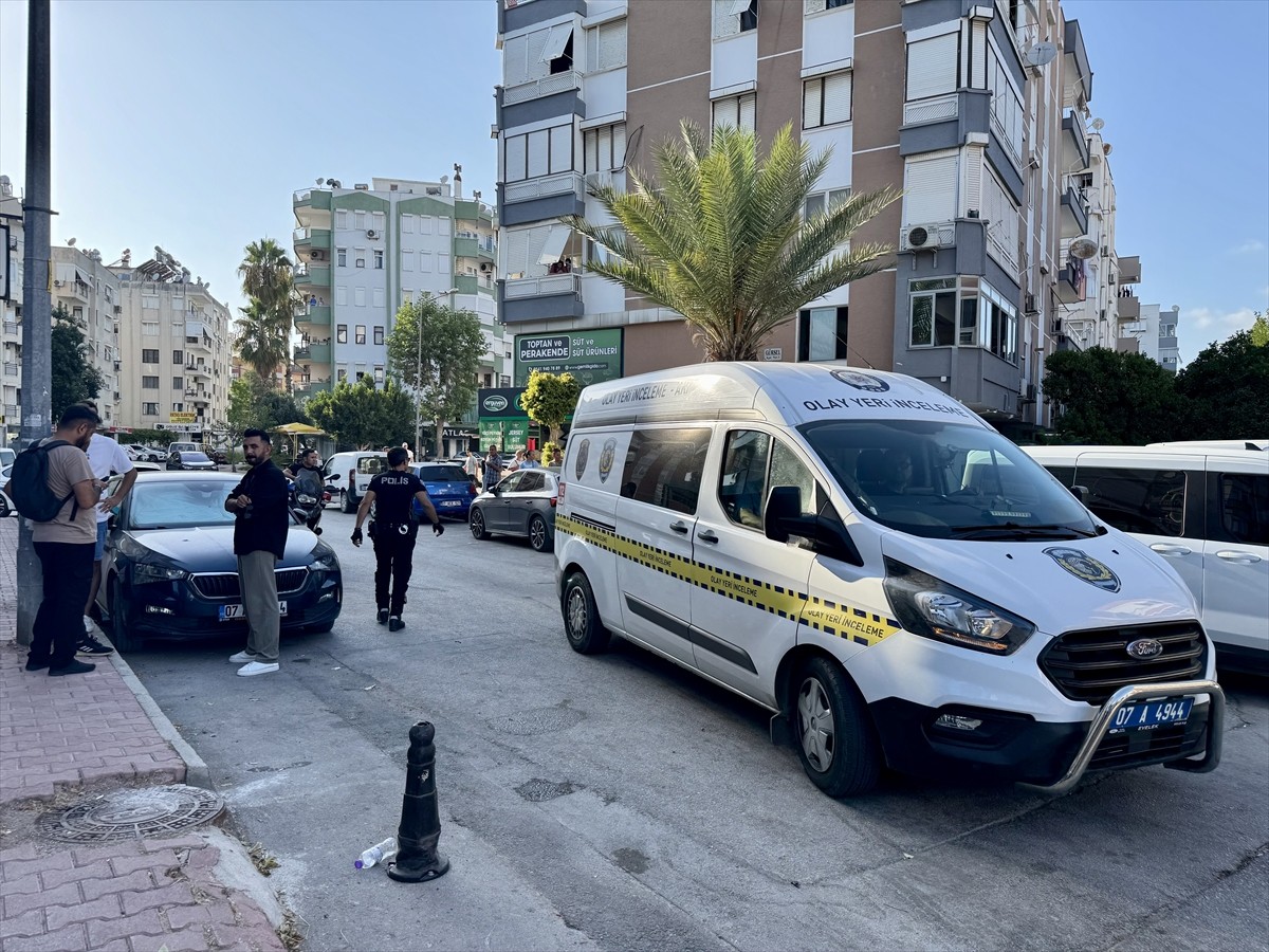 Antalya'nın Muratpaşa ilçesinde bir kişi evinde bıçaklanmış halde ölü bulundu. Olayla ilgili...