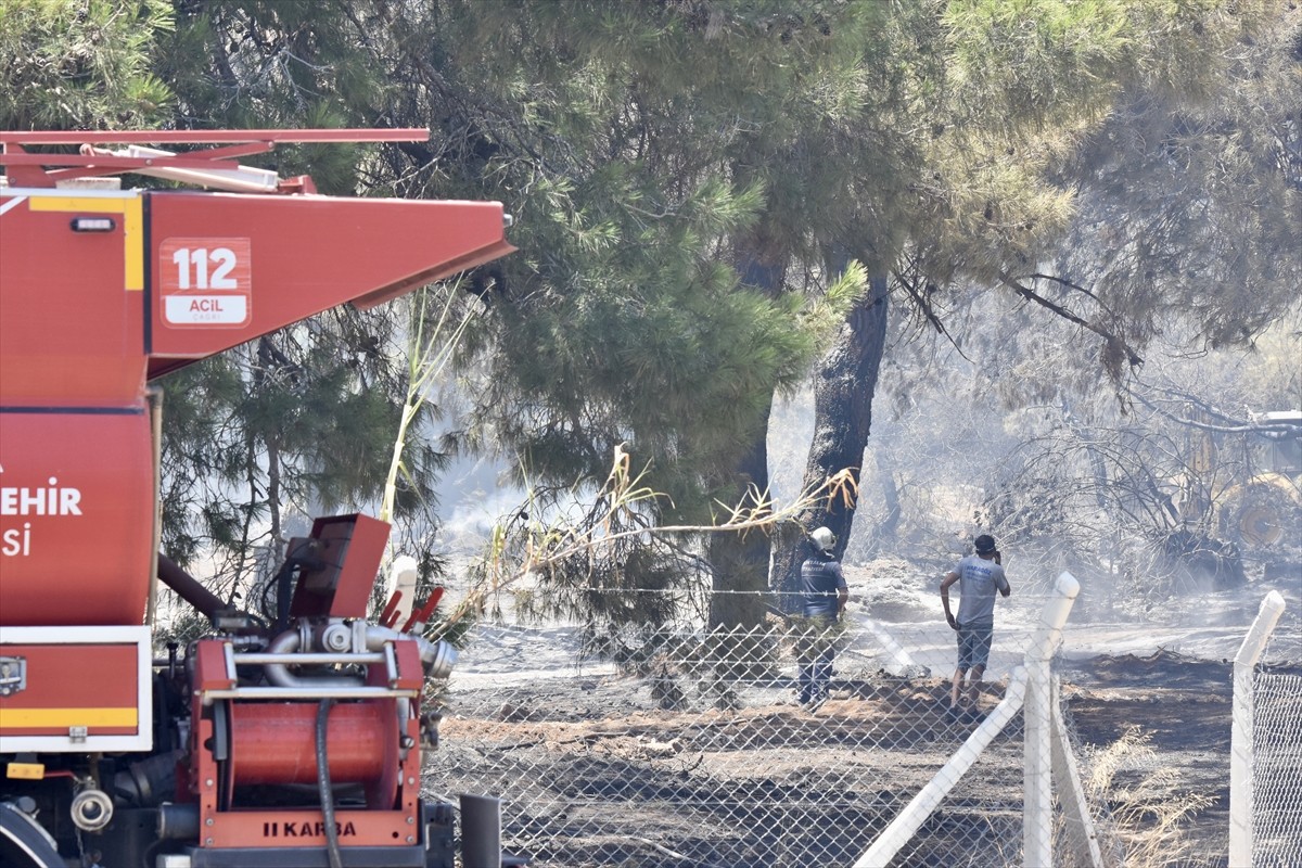 Antalya'nın Muratpaşa ilçesinde çıkan orman yangını, ekiplerin havadan ve karadan müdahalesiyle...