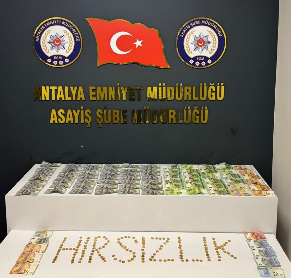 Antalya'nın Muratpaşa ilçesinde evden hırsızlık yaptıkları iddiasıyla gözaltına alınan 3 zanlıdan...
