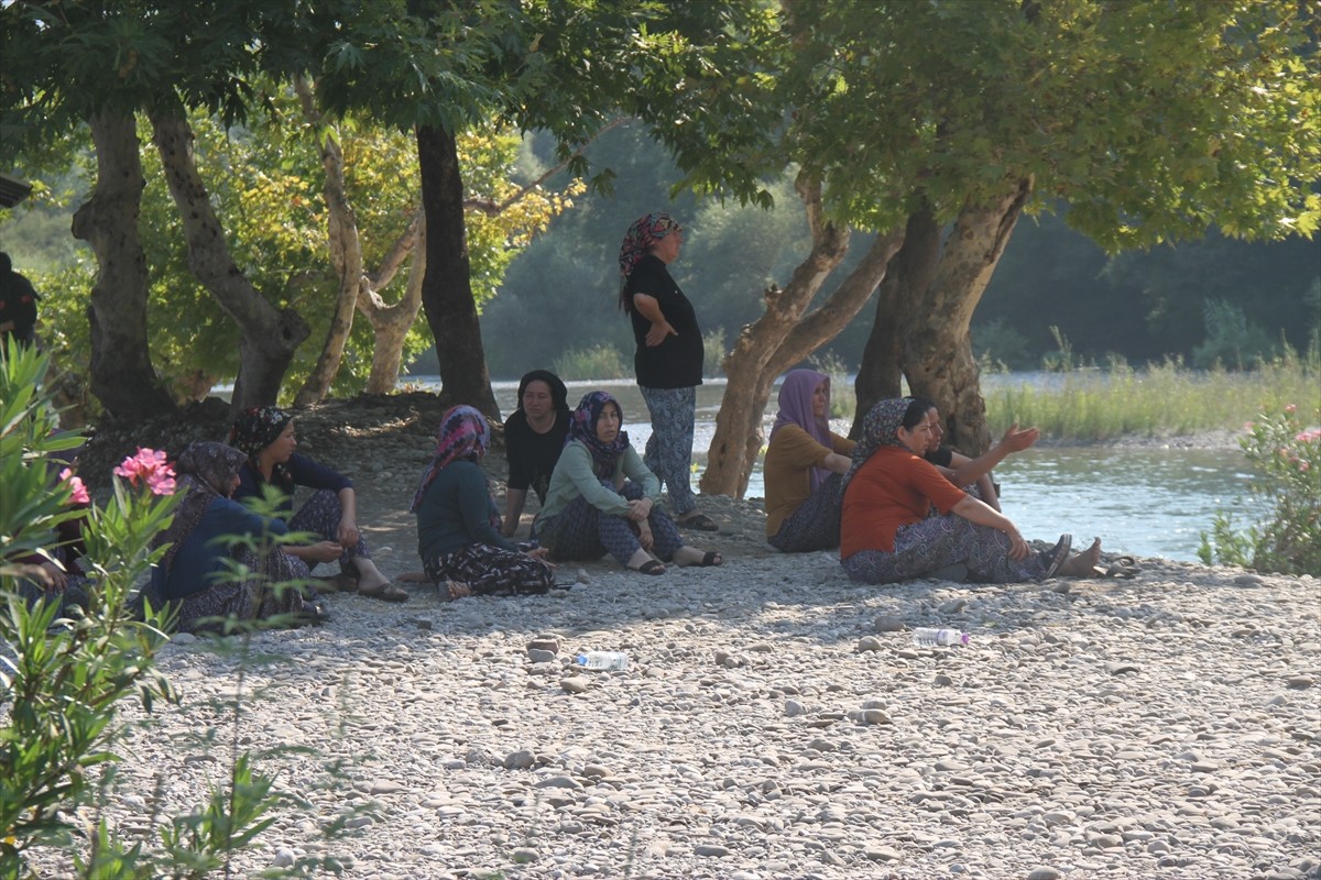 Antalya'nın Serik ilçesinde ırmakta akıntıya kapılan 15 yaşındaki çocuğun bulunması için ekiplerce...