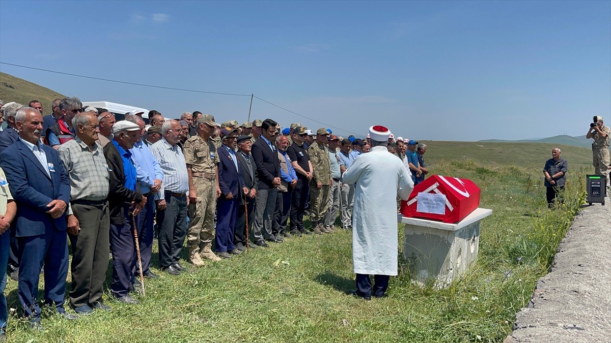 Ardahan'da 93 yaşında hayatını kaybeden Kore gazisi Faik Alptekin'in cenazesi toprağa verildi.