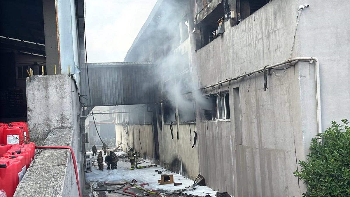 Arnavutköy'de plastik ve sünger fabrikasında çıkan yangın itfaiye ekiplerince söndürüldü.