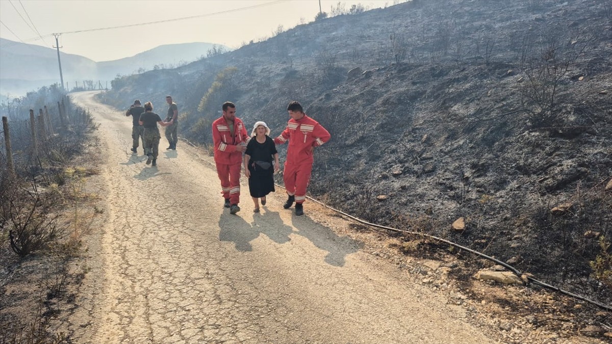 Arnavutluk'un güneyindeki Delvina iline bağlı 3 köyün orman yangınları nedeniyle tahliye edileceği...