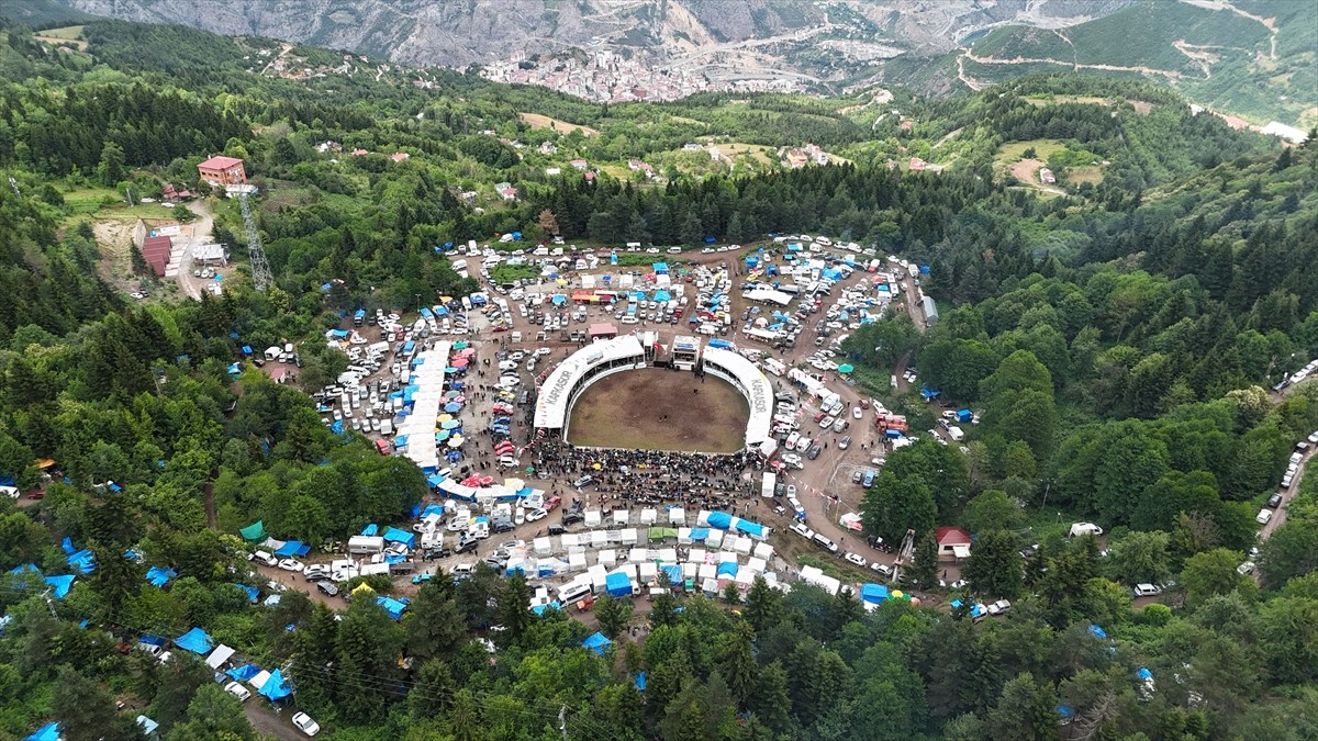 Artvin'de düzenlenen "44. Kafkasör Kültür, Turizm ve Sanat Festivali" boğa güreşleriyle sürdü....