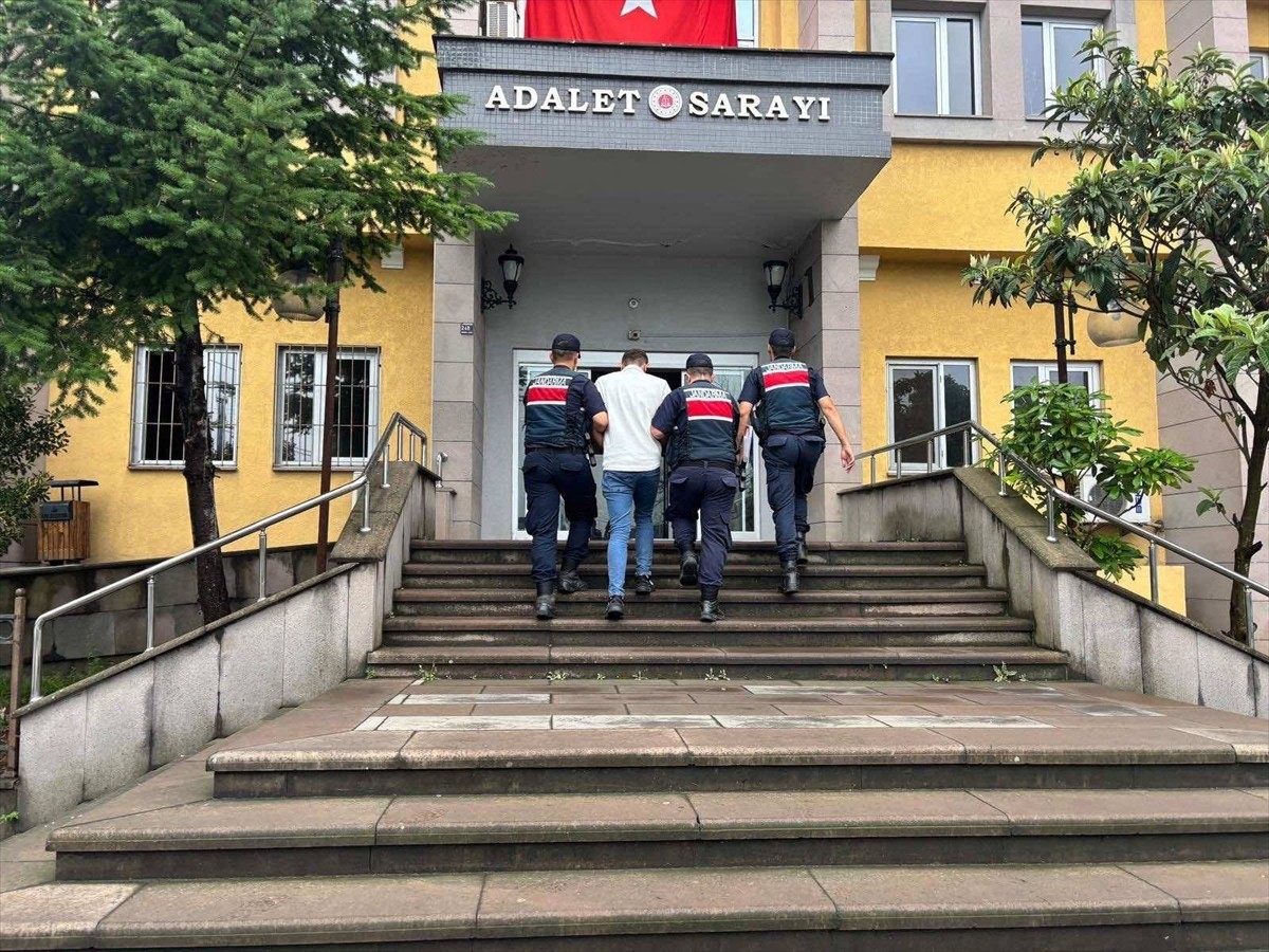 Artvin'in Hopa ilçesinde düzenlenen uyuşturucu operasyonunda gözaltına alınan şüpheli...