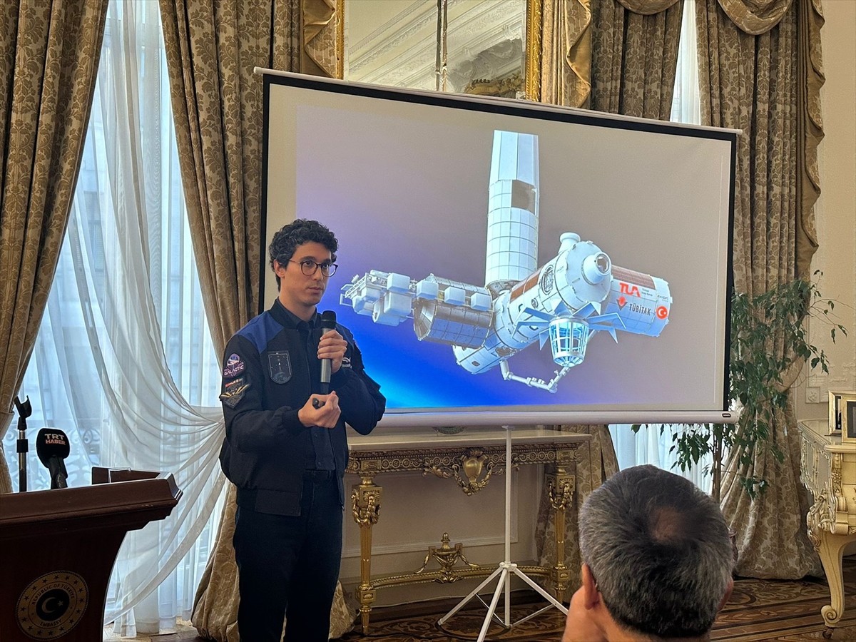 Astronot Tuva Cihangir Atasever (fotoğrafta), Londra'da düzenlenen etkinlikte Türkiye'nin uzay...