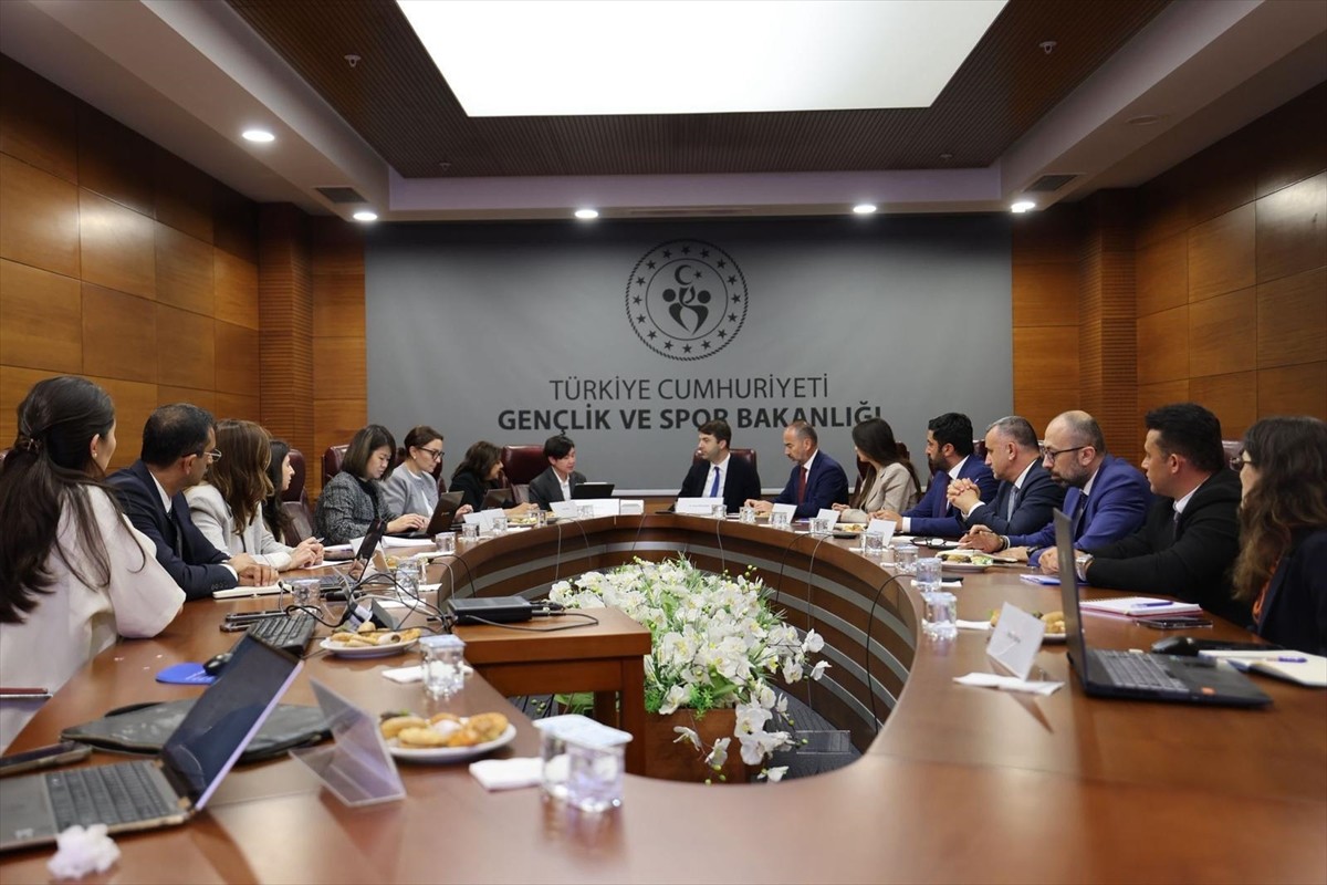 Asya Kalkınma Bankası Yönetici Müdürü Supak Chaiyawan ve beraberindeki heyet, Gençlik ve Spor...