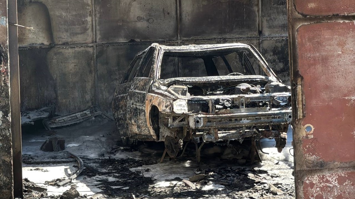 Avcılar'da, bir iş yerinde çıkan yangın itfaiye ekiplerinin müdahalesiyle söndürüldü. Yangında, iş...