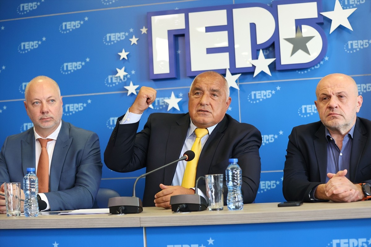 Avrupa Birliği (AB) üyesi ülkelerin, Bulgaristan'ın 1 Ocak 2026'da avro para birimine geçişini...