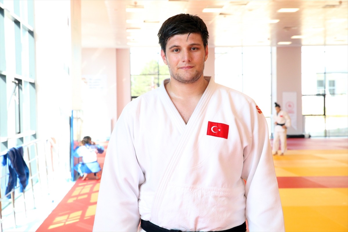 Avrupa ve dünya şampiyonalarında babası Selim Tataroğlu gibi dereceleri bulunan milli judocu...