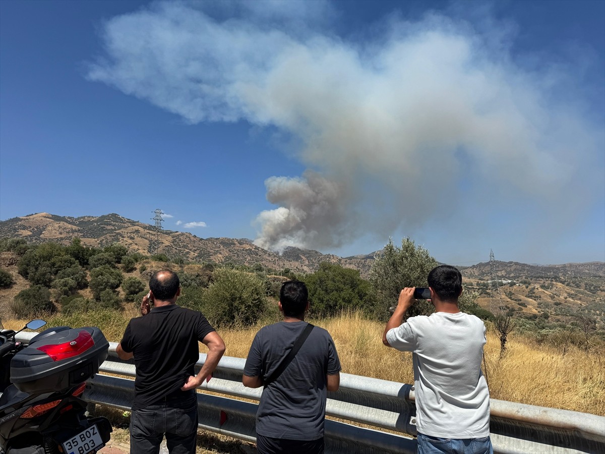 Aydın'ın Efeler ilçesinde ziraat alanında başlayıp ormanlık alana sıçrayan yangına havadan ve...