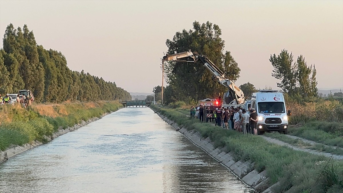 Aydın'ın Söke ilçesinde sulama kanalına devrilen pikabın sürücüsü hayatını kaybetti.