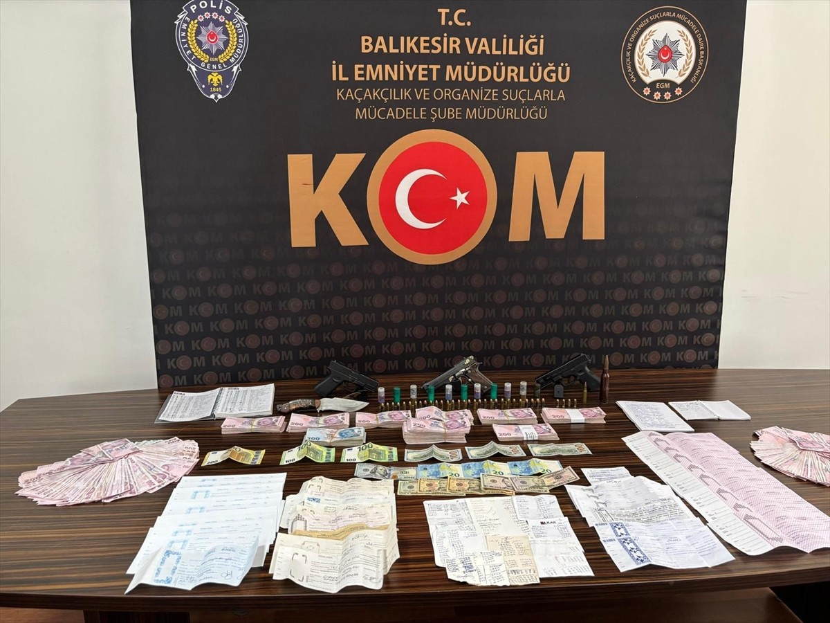 Balıkesir'de düzenlenen tefecilik operasyonunda gözaltına alınan 12 şüpheliden 6'sı tutuklandı....
