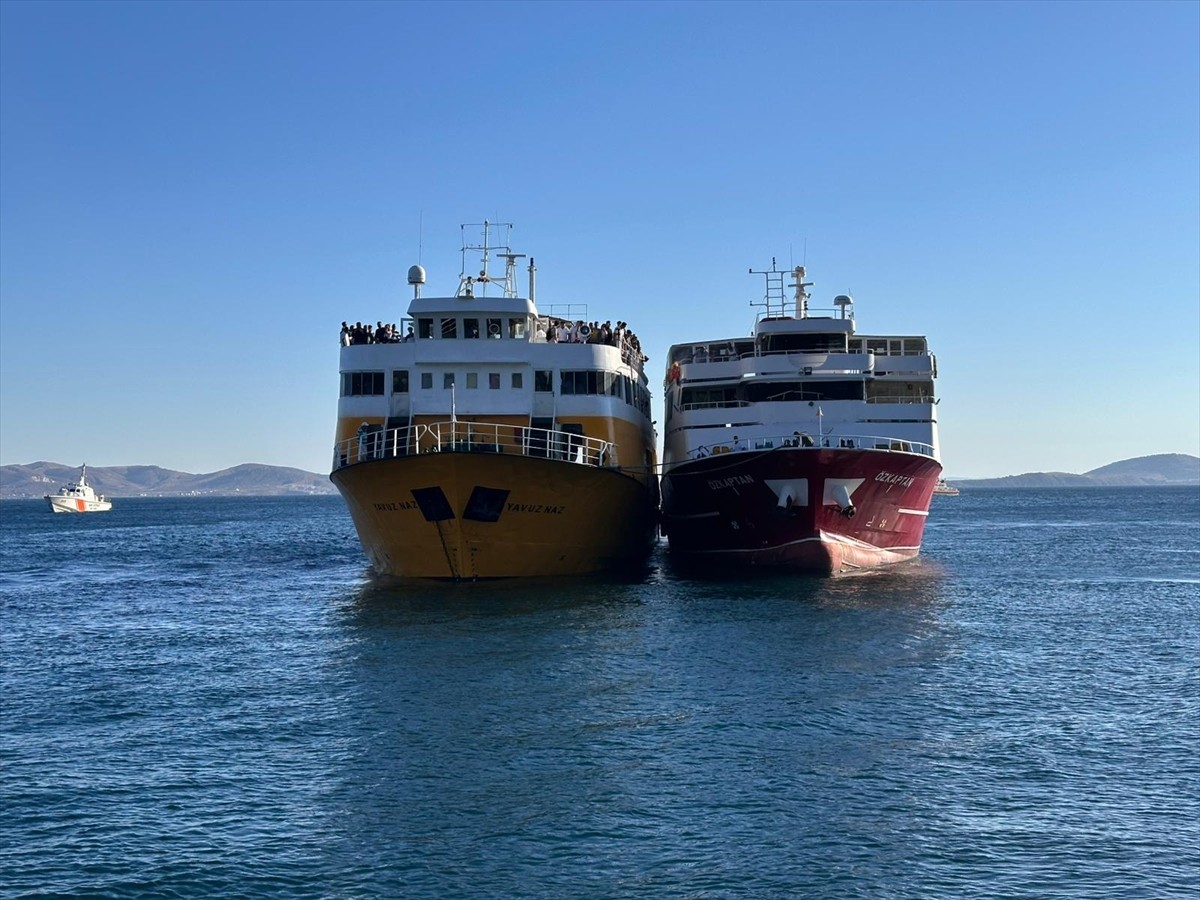 Balıkesir'de Marmara Adası açıklarında seyir halindeki bir feribotun makine dairesinde yangın...