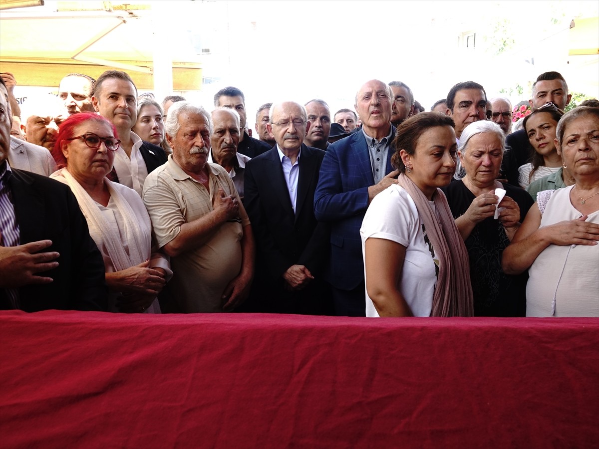 Balıkesir'in Burhaniye ilçesinde geçirdiği kalp krizi sonucu hayatını kaybeden eski CHP Genel...