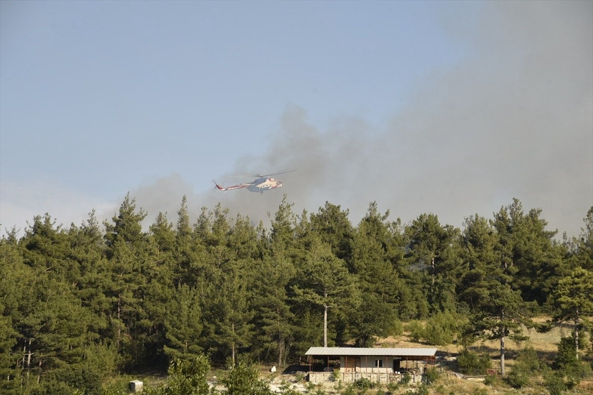 Balıkesir'in Dursunbey ilçesinde, arazide başlayarak ormana sıçrayan yangın, kontrol altına...