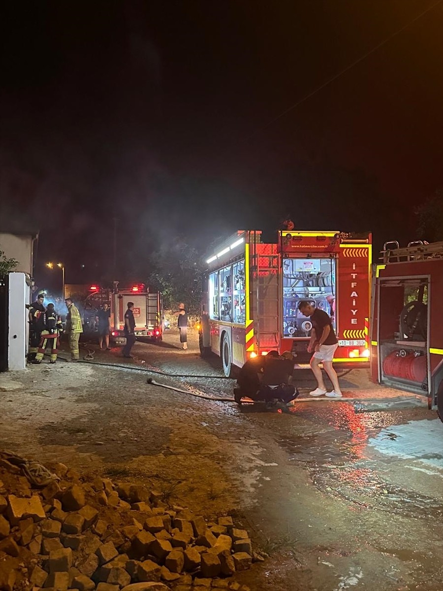 Balıkesir'in Gömeç ilçesinde hurdalıkta çıkan yangın söndürüldü.