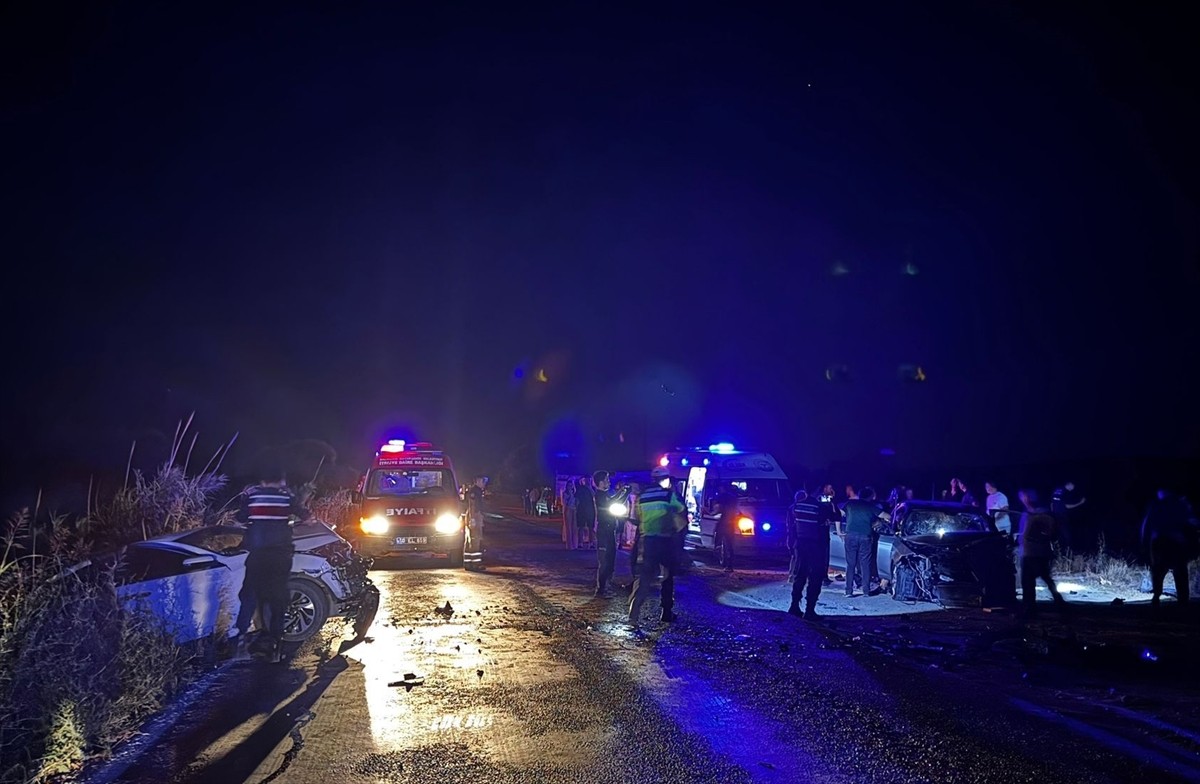 Balıkesir'in Gönen ilçesinde meydana gelen zincirleme trafik kazasında 3'ü ağır 9 kişi...