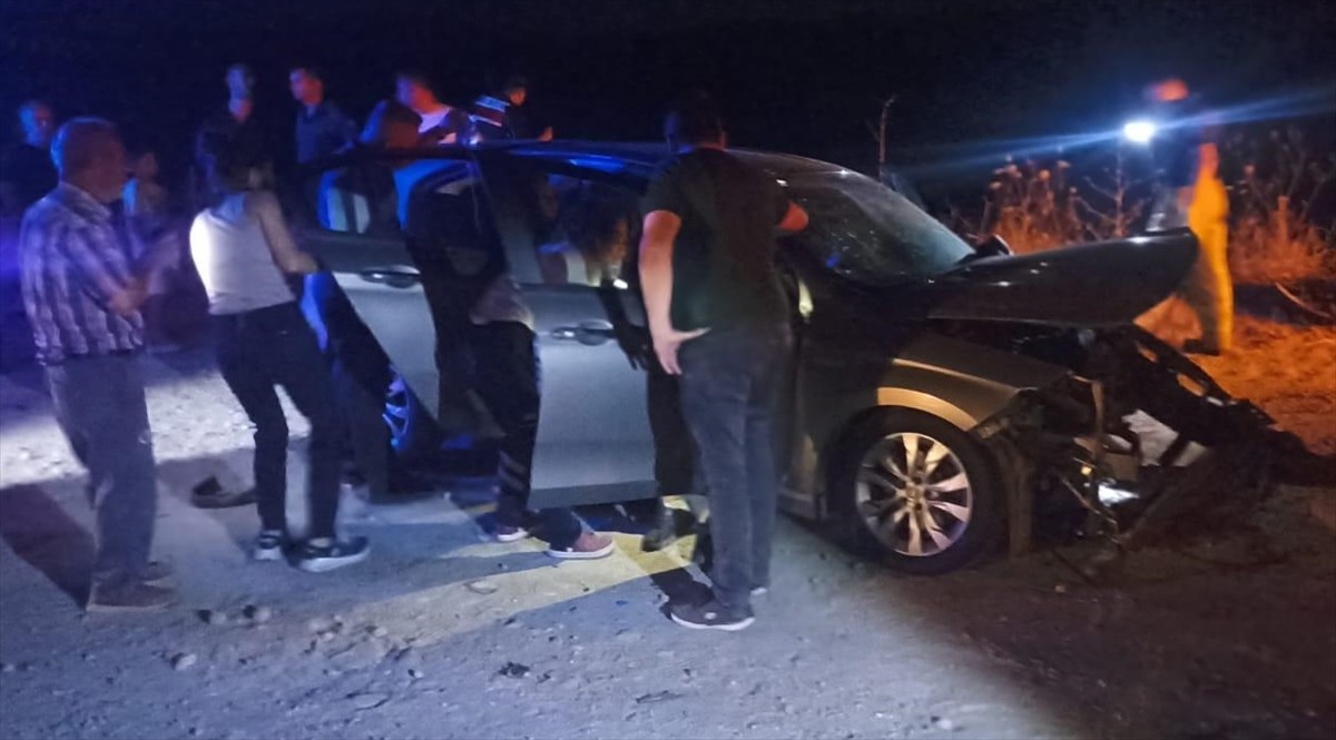 Balıkesir'in Gönen ilçesinde meydana gelen zincirleme trafik kazasında 3'ü ağır 9 kişi...