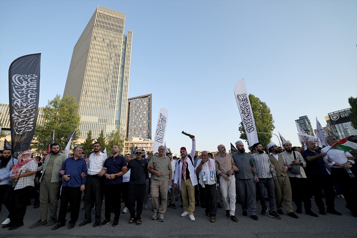 Başkentte, çeşitli sivil toplum kuruluşları İsrail'in Gazze'deki saldırılarına karşı protesto...