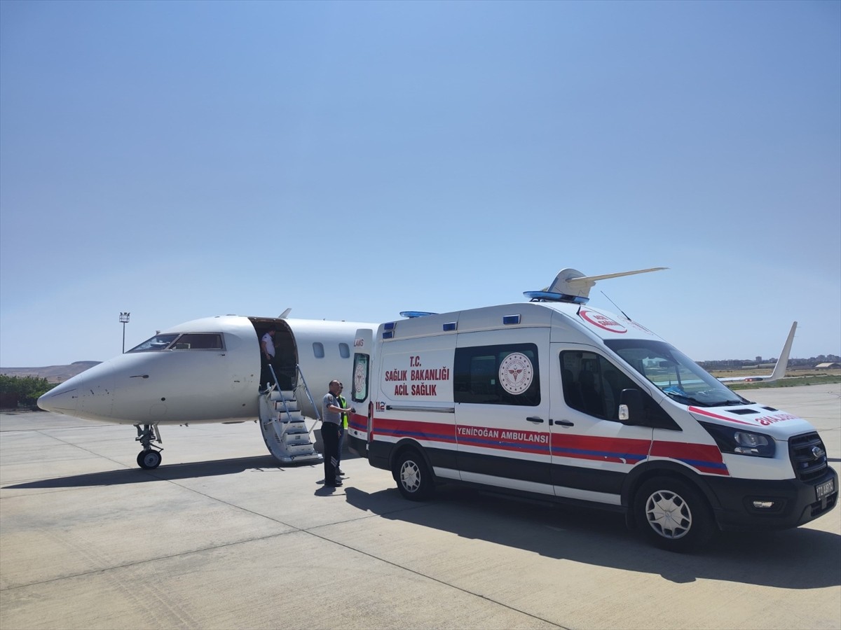 Batman'da 33 günlük bebek, ambulans uçakla İstanbul'a sevk edildi.