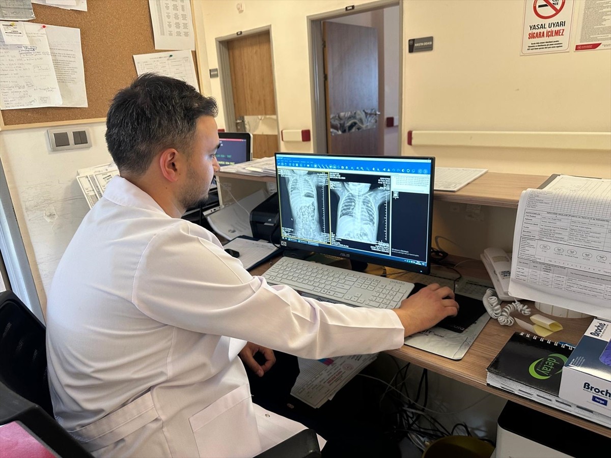 Batman'da akciğerine çekirdek kabuğu kaçan 15 aylık bebek ameliyatla sağlığına kavuştu.