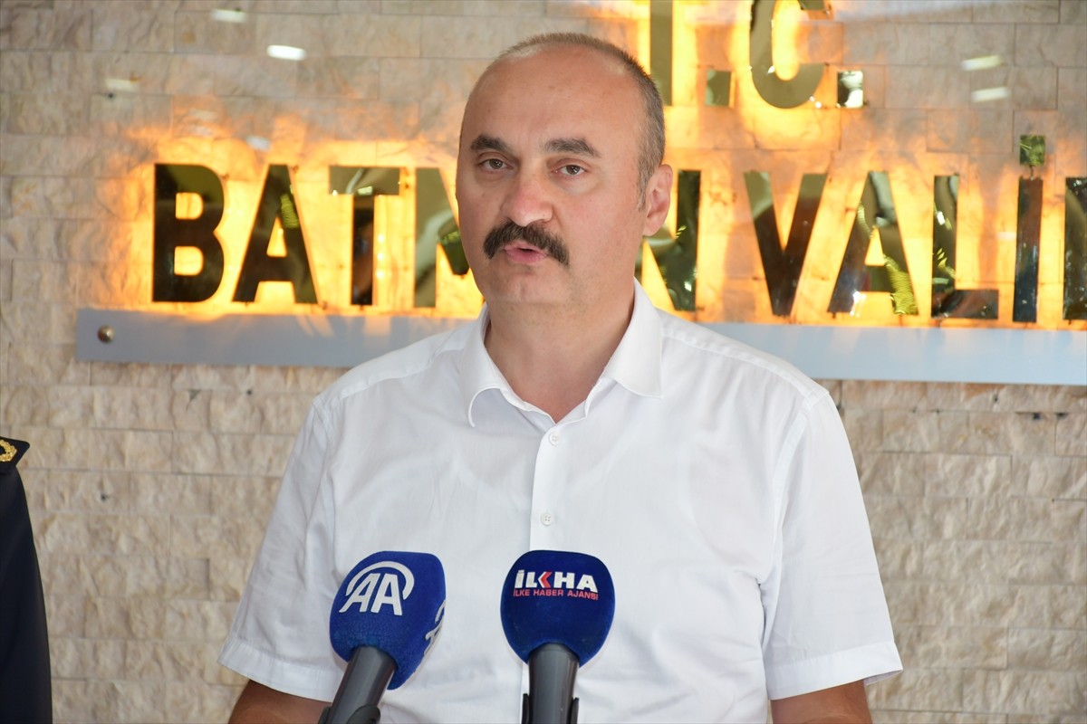 Batman Valisi Ekrem Canalp (ortada) başkanlığında, İl Emniyet Müdürü İbrahim Kaba (solda) ve İl...