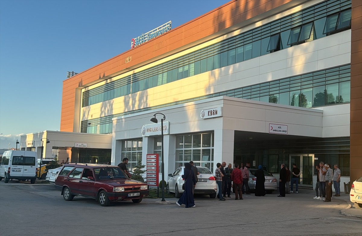 Bayburt'ta babasının kamyonetle geri manevra yaparken çarptığı çocuk hayatını kaybetti. Polis...