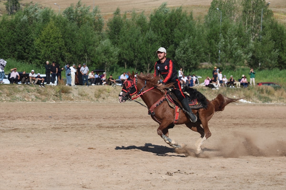 Bayburt'ta düzenlenen 29. Uluslararası Bayburt Dede Korkut Kültür ve Sanat Şöleni kapsamında...