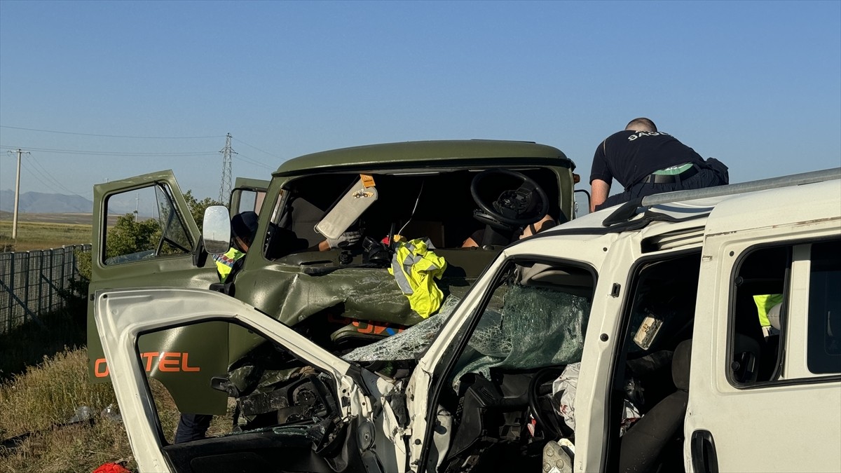 Bayburt'ta hafif ticari araç ile minibüsün çarpışması sonucu anne ve 3 yaşındaki oğlu öldü, 6 kişi...
