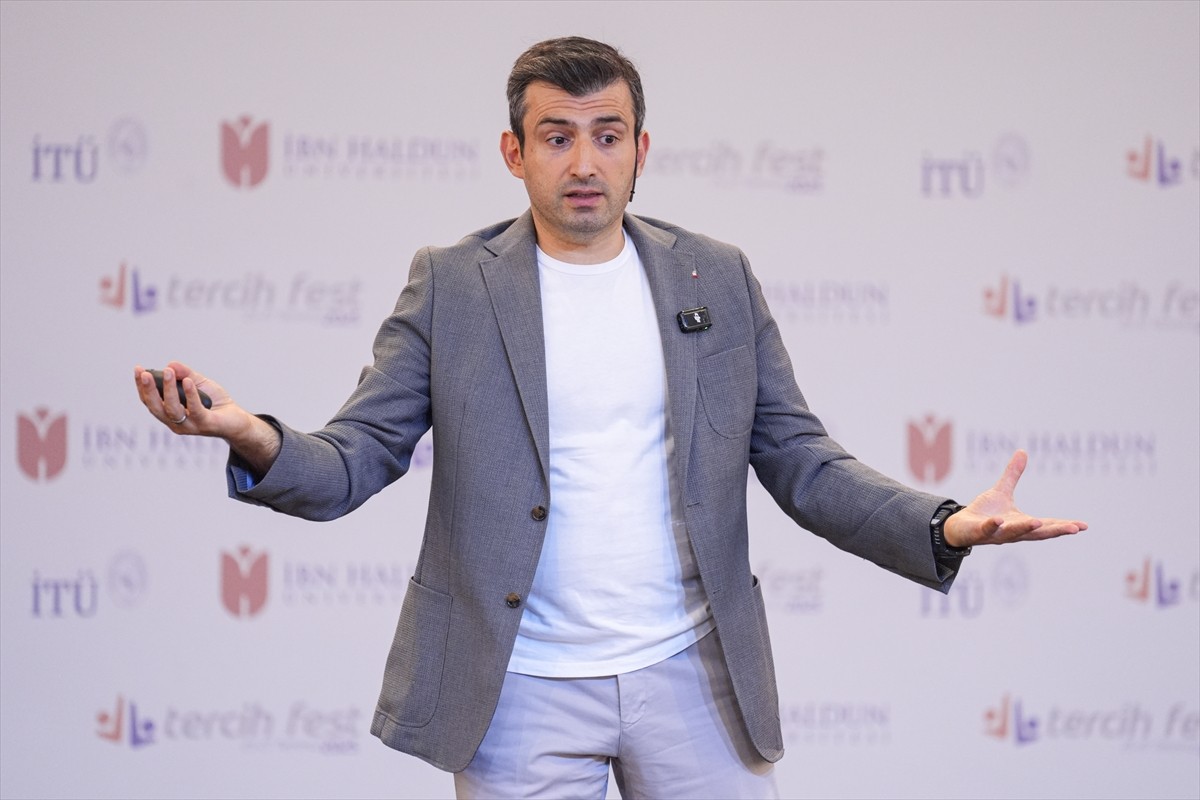 Baykar Yönetim Kurulu Başkanı Selçuk Bayraktar, İbn Haldun Üniversitesinin İstanbul Teknik...