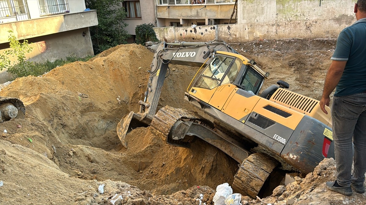 Bayrampaşa'da inşaat alanında çalışan iş makinesi toprak kayması sonucu devrildi, operatör kazayı...