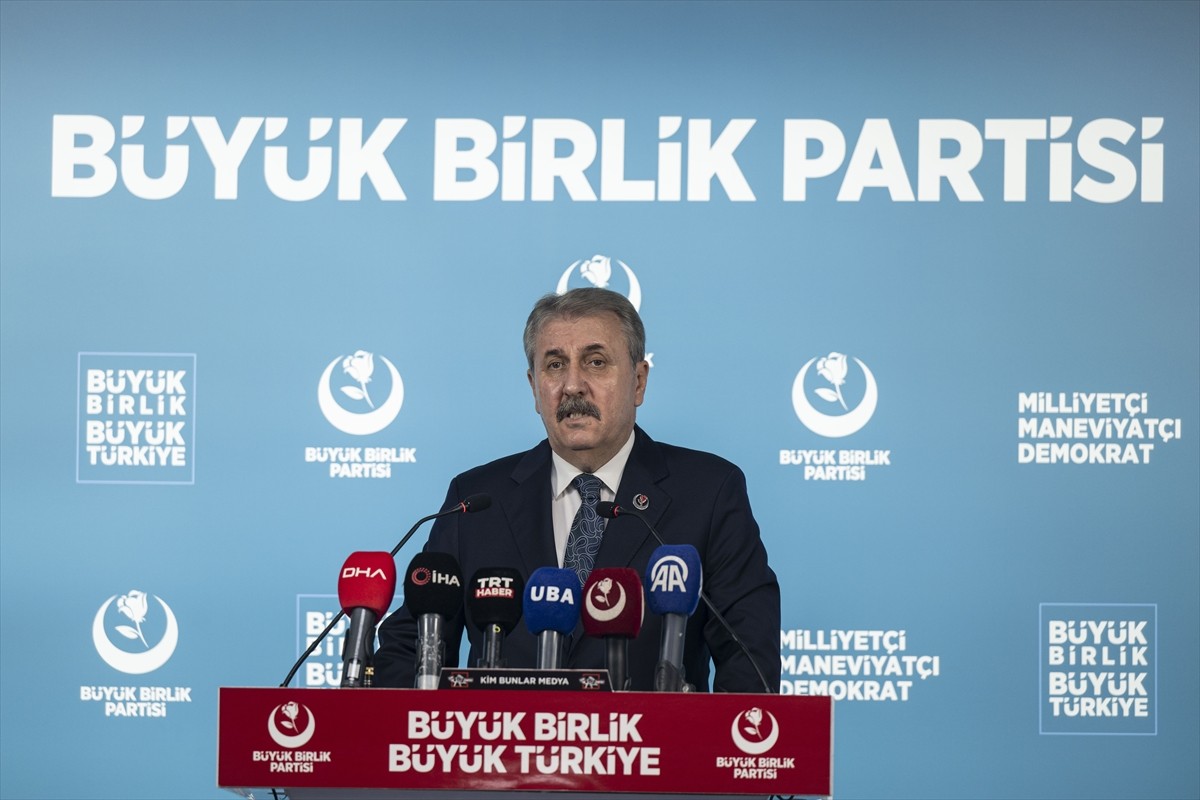 BBP Genel Başkanı Mustafa Destici, parti genel merkezinde düzenlediği basın toplantısında, gündeme...