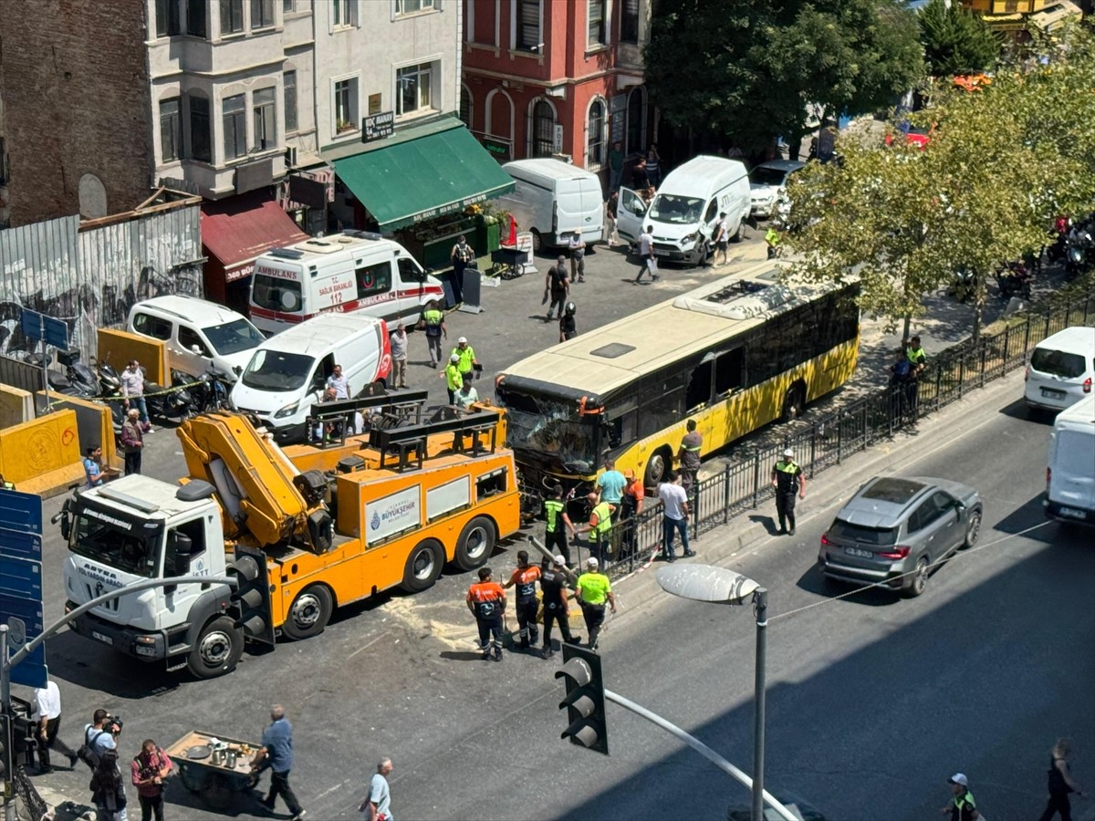 Beyoğlu Tarlabaşı Bulvarı'nda seyreden 2 İETT otobüsü, 1 çöp kamyonu, 3 hafif ticari araç, 2 taksi...