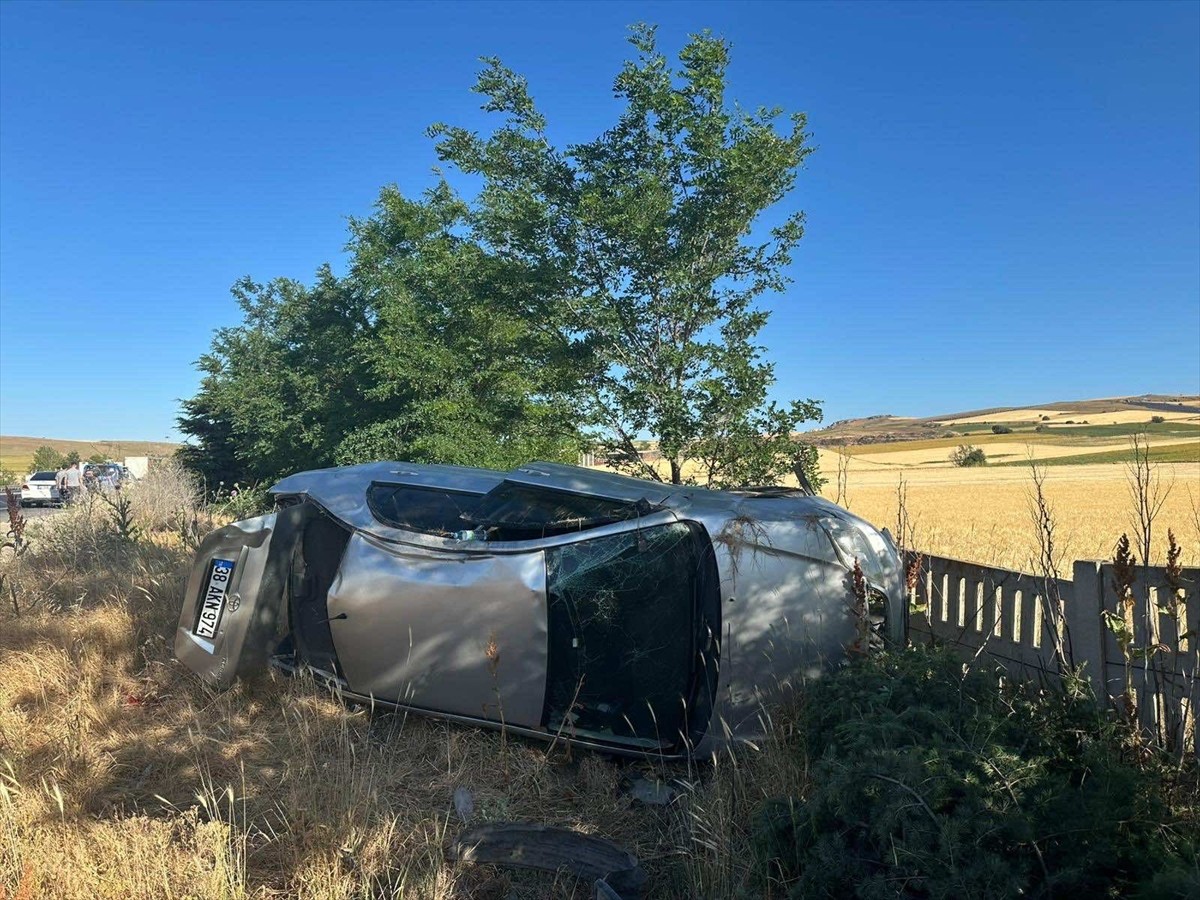 Bilecik'in Bozüyük ilçesinde otomobilin devrilmesi sonucu 5 kişi yaralandı.