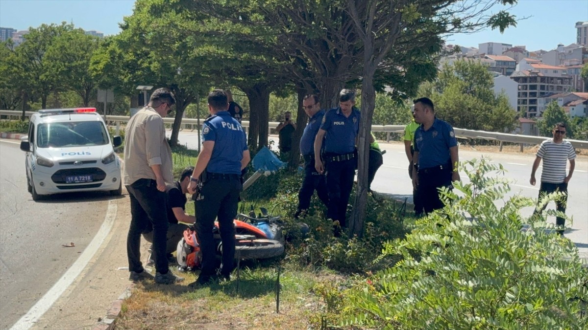 Bilecik'te, kent merkezinde motosikletin refüje çarptığı trafik kazasında 1 kişi öldü, 1 kişi...